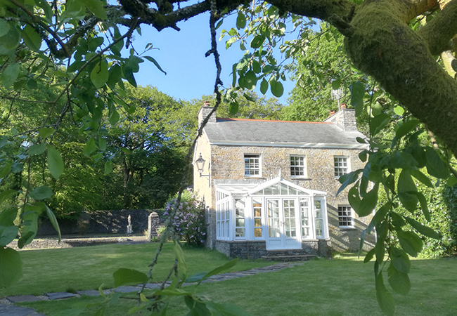 Yr Hen Ysgol - Historic Holiday Cottage in Welsh Estate