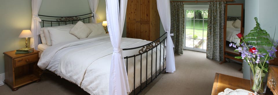 Four Poster Bed in Y Stabl Holiday Cottage