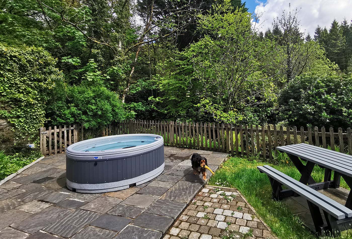 neighbouring-holiday-cottages-hot-tub